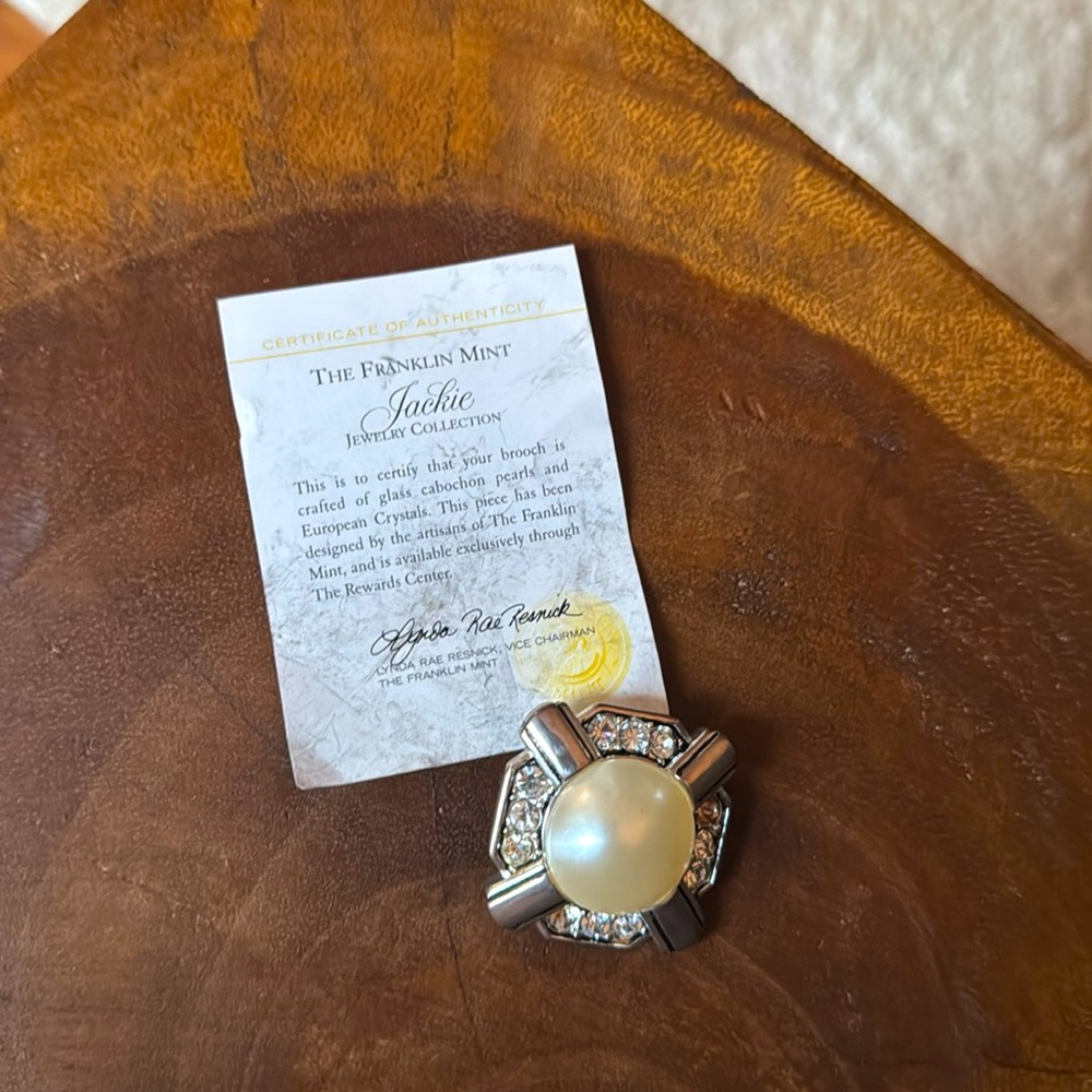 Jackie O. Brooch The Franklin Mint Jackie Jewelry Collection